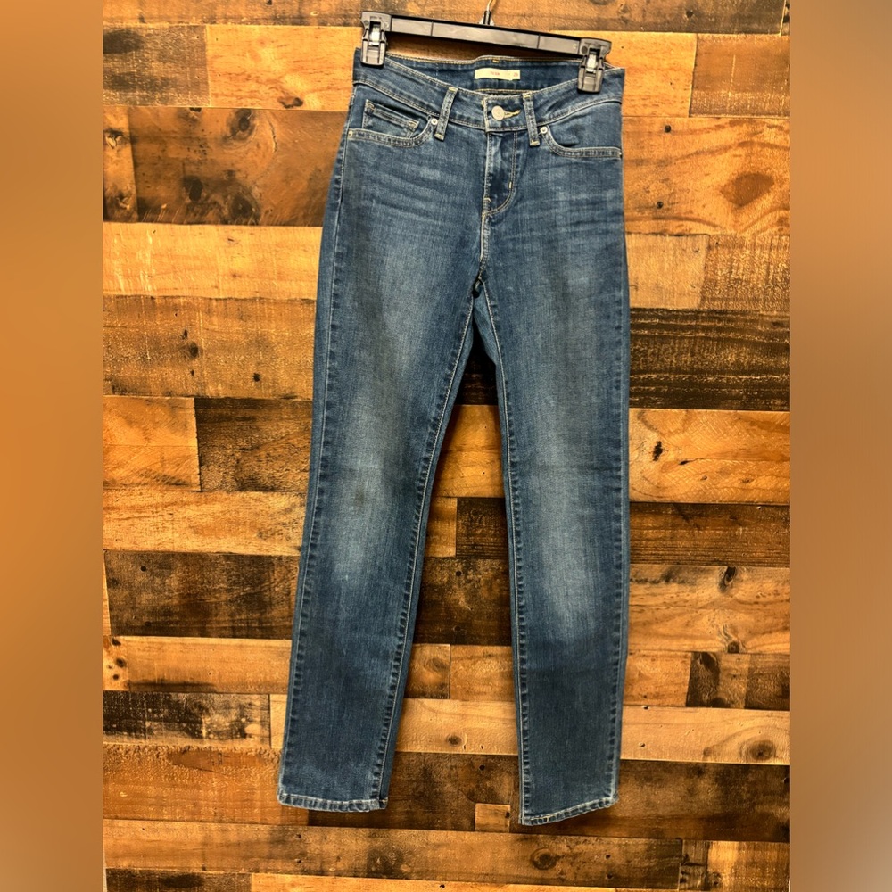 Levi's 712 Slim Women's Jeans in Medium wash